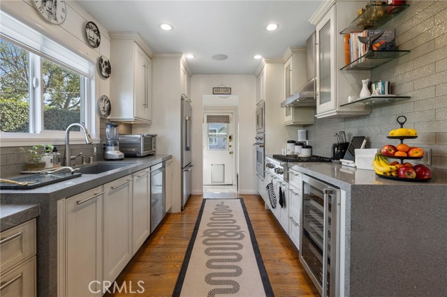 10340 Margate Street, North Hollywood CA: https://media.crmls.org/medias/4af9dbe2-7573-4227-8f90-b734b5d3414d.jpg