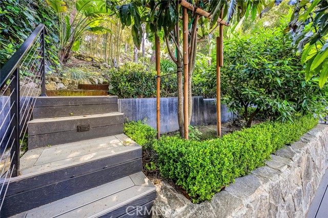 3521 Stonewood Drive, Sherman Oaks CA: https://media.crmls.org/medias/4afb9e9f-6977-41bc-9510-2d94521323eb.jpg