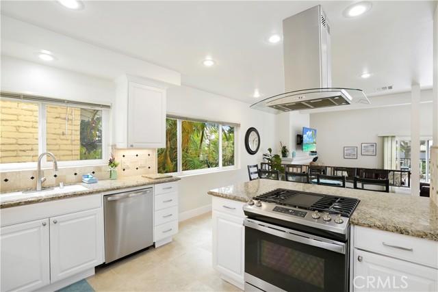 617 Iris Avenue, Corona del Mar CA: https://media.crmls.org/medias/4afce13c-ed90-4ae4-a32a-31a019d9f2e5.jpg