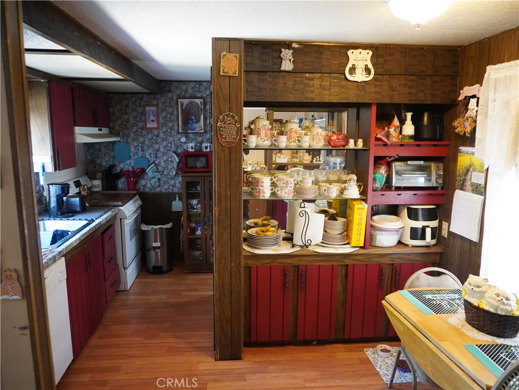 https://media.crmls.org/medias/4afe1956-b791-4852-a784-18d4e65b7174.jpg?preset=X-Large