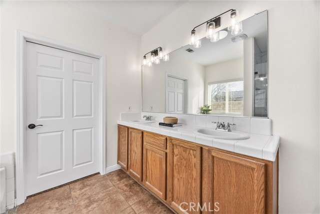 11515 Regarse, Bakersfield CA: https://media.crmls.org/medias/4afe57bb-06be-4bf0-a59c-b5059885aa6a.jpg