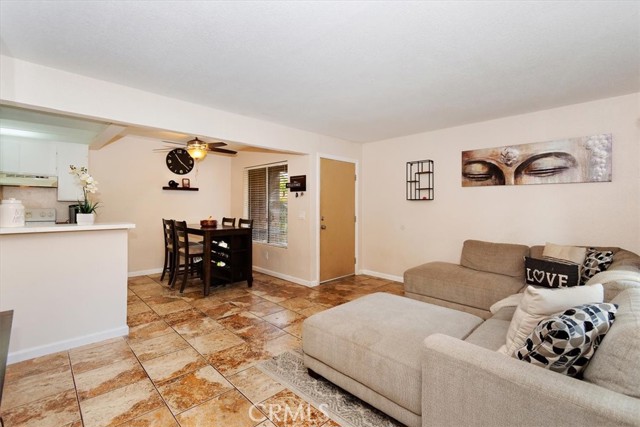 Detail Gallery Image 5 of 31 For 1555 Border Ave #B,  Corona,  CA 92882 - 2 Beds | 1 Baths