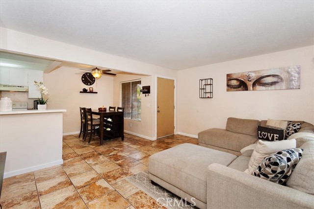 Detail Gallery Image 5 of 31 For 1555 Border Ave #B,  Corona,  CA 92882 - 2 Beds | 1 Baths