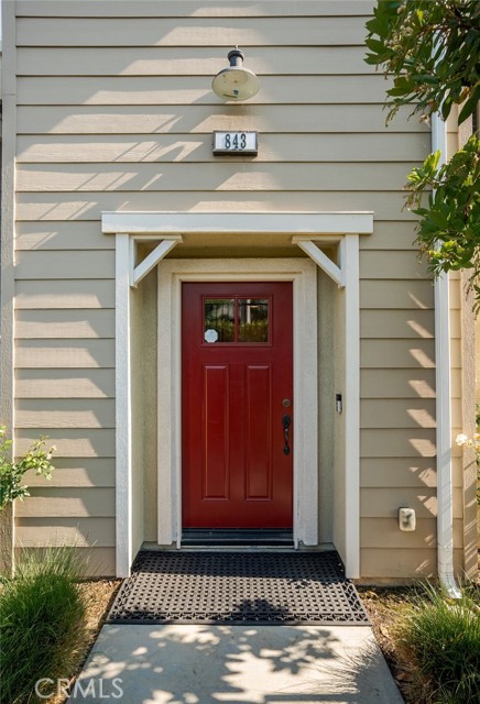 Private end unit with stunning entrance