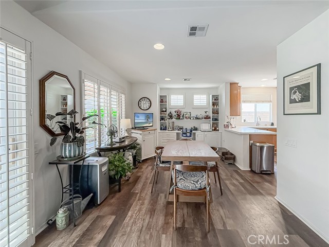 2037 Freesia Avenue, Simi Valley CA: https://media.crmls.org/medias/4b075567-e89b-47b7-af53-80f0a731648f.jpg