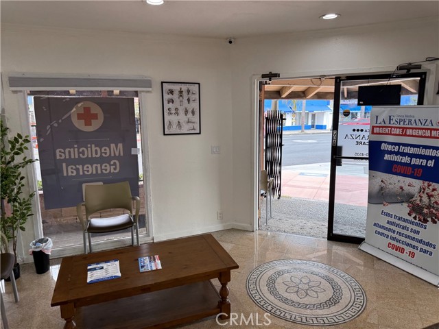 726 S Main, Santa Ana CA: https://media.crmls.org/medias/4b088d3a-c4d7-43ce-bec0-60dd85fc7cb0.jpg
