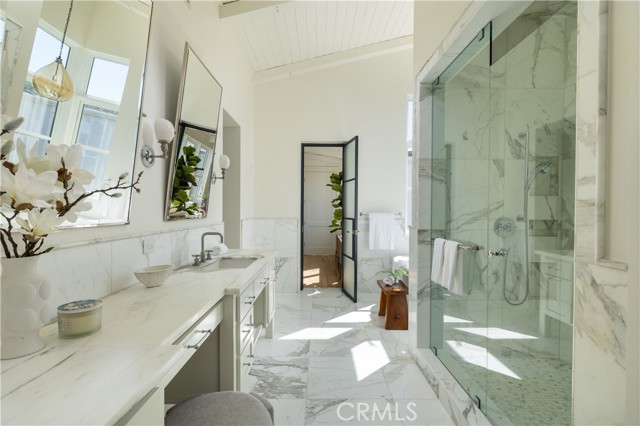 2217 Laurel Place, Newport Beach CA: https://media.crmls.org/medias/4b0c0607-947f-4af9-b7dd-2d8a608dd1e3.jpg