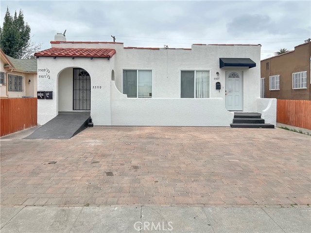 5507 S Manhattan Place, Los Angeles CA: https://media.crmls.org/medias/4b0cea46-8dc2-406a-be2a-9b860cdce69e.jpg