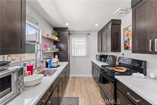 923 W Maple Avenue, Orange CA: https://media.crmls.org/medias/4b0f81f7-4e6b-46cf-9c10-e4df4867f375.jpg