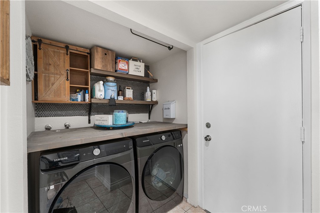 https://media.crmls.org/medias/4b12b1da-e4cc-4b20-bb29-8cf5a912552c.jpg?preset=X-Large