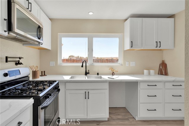 29246 Radio Rd, Barstow CA: https://media.crmls.org/medias/4b13cf49-82c7-4b9d-8196-bdfe562a8bd2.jpg