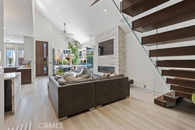 29 W Neapolitan Lane, Long Beach CA: https://media.crmls.org/medias/4b16e890-cf09-4512-bb98-763e72f9433c.jpg