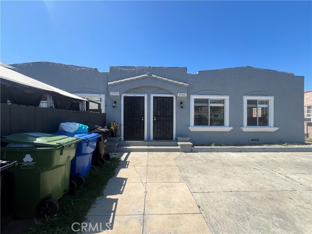 1702 W 60th Street, Los Angeles CA: https://media.crmls.org/medias/4b1a8d83-e2c3-499b-b971-062cfe128263.jpg