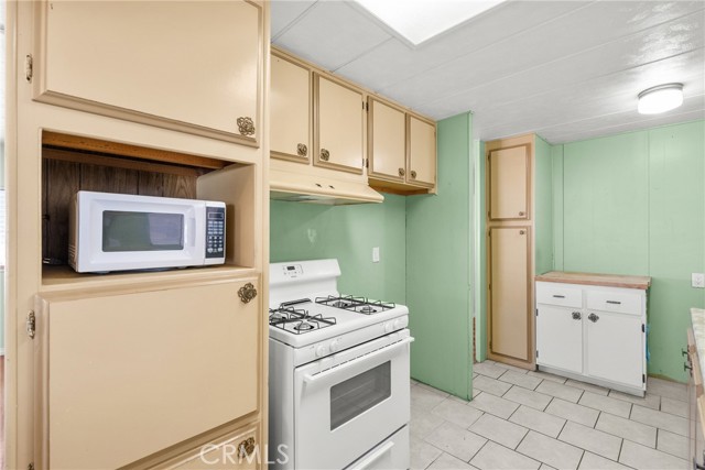 21001 Plummer Street, Chatsworth CA: https://media.crmls.org/medias/4b1b08f5-4d7d-4a94-acf5-52e8bbc06dac.jpg