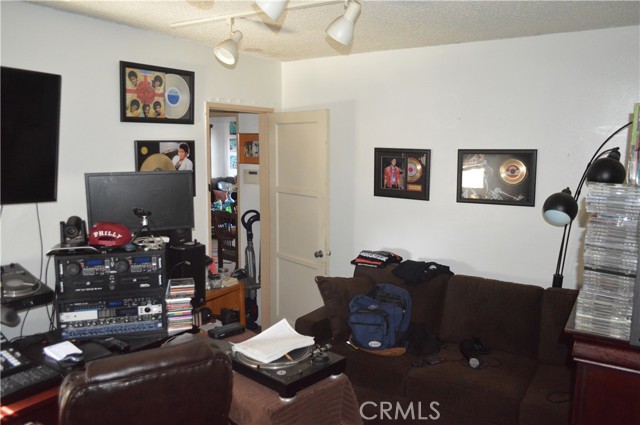 Detail Gallery Image 10 of 14 For 1310 Poindexter St, Los Angeles,  CA 90044 - 3 Beds | 2 Baths