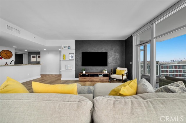400 W Ocean Boulevard, Long Beach CA: https://media.crmls.org/medias/4b1bbbce-0791-49b8-a3da-73b8e8efbdd6.jpg