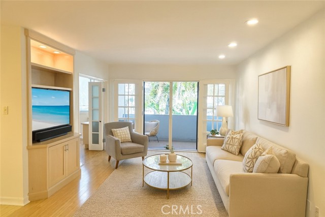 Detail Gallery Image 1 of 23 For 901 10th St #205,  Santa Monica,  CA 90403 - 3 Beds | 2 Baths