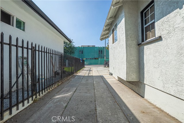 201 W 75th Street, Los Angeles CA: https://media.crmls.org/medias/4b1efc05-06f3-4394-bd46-85aa80890602.jpg
