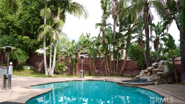 925 Sherlock Dr, Burbank CA: https://media.crmls.org/medias/4b207e3e-37ab-4717-92d9-2ebf7992acd6.jpg