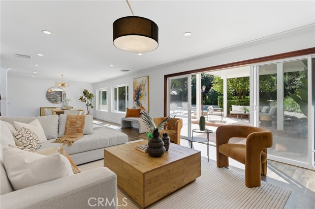 Detail Gallery Image 8 of 34 For 3831 Saint Johnswood Dr, Woodland Hills,  CA 91364 - 5 Beds | 3/1 Baths