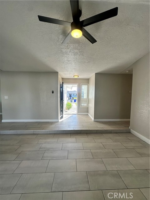 Detail Gallery Image 5 of 22 For 12790 Desert Creek Cir, Victorville,  CA 92395 - 3 Beds | 2 Baths