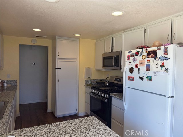 Detail Gallery Image 5 of 8 For 37112 Calle Amigo, Palmdale,  CA 93550 - 4 Beds | 2 Baths
