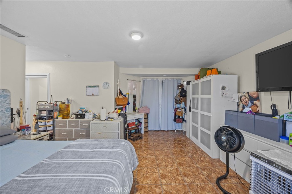 https://media.crmls.org/medias/4b293303-9ecf-4cef-ac7d-3ccabe863396.jpg?preset=X-Large