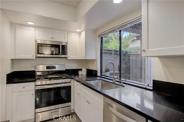 Detail Gallery Image 21 of 53 For 1707 S Heritage Cir, Anaheim,  CA 92804 - 2 Beds | 1/1 Baths