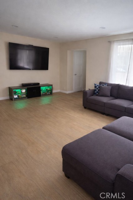 Detail Gallery Image 2 of 19 For 819 E 85th St, Los Angeles,  CA 90001 - 4 Beds | 3 Baths