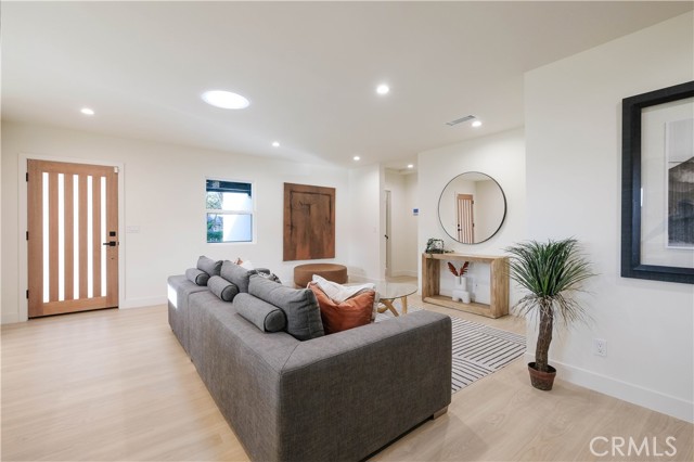 18852 Collins Street, Tarzana CA: https://media.crmls.org/medias/4b2c4d49-a98c-43f6-9126-c28491f57fe6.jpg