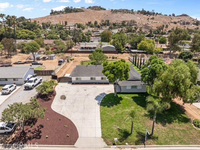 7670 Lakeside Drive, Jurupa Valley CA: https://media.crmls.org/medias/4b2d89ab-11f8-4401-9e4c-278742630d0e.jpg