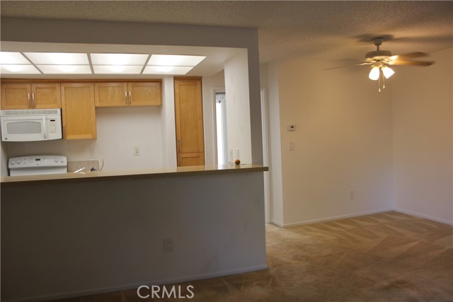 Detail Gallery Image 2 of 18 For 7304 Corbin Ave #F,  Reseda,  CA 91335 - 1 Beds | 1 Baths