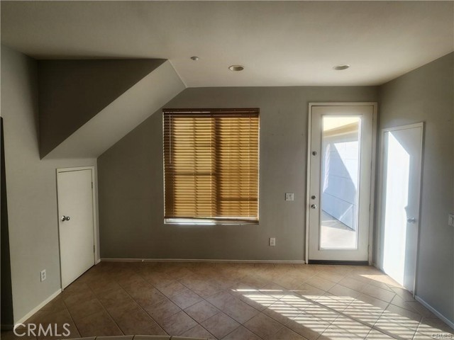 Detail Gallery Image 8 of 30 For 5503 Martingale Way, Fontana,  CA 92336 - 4 Beds | 3/1 Baths