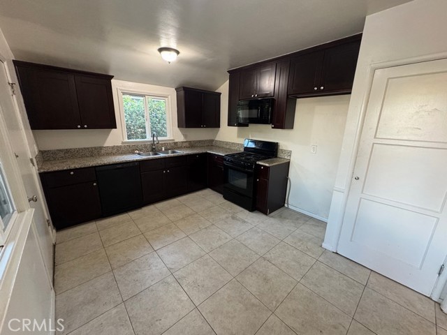 Detail Gallery Image 17 of 24 For 17627 Caprino Pl, Van Nuys,  CA 91406 - 3 Beds | 2 Baths