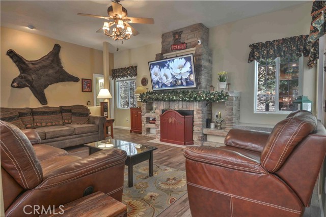 949 Inspiration Drive, Lake Arrowhead CA: https://media.crmls.org/medias/4b335f63-07fd-4154-9175-10eefc2cbd26.jpg