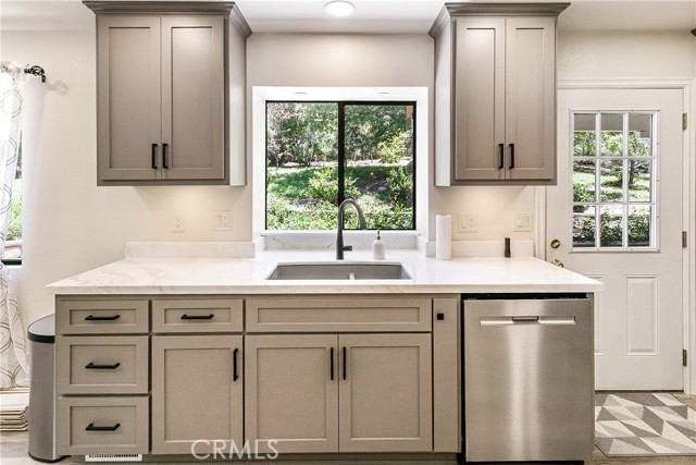 Detail Gallery Image 7 of 38 For 1078 Sandalwood Dr, Lake Arrowhead,  CA 02352 - 3 Beds | 2 Baths