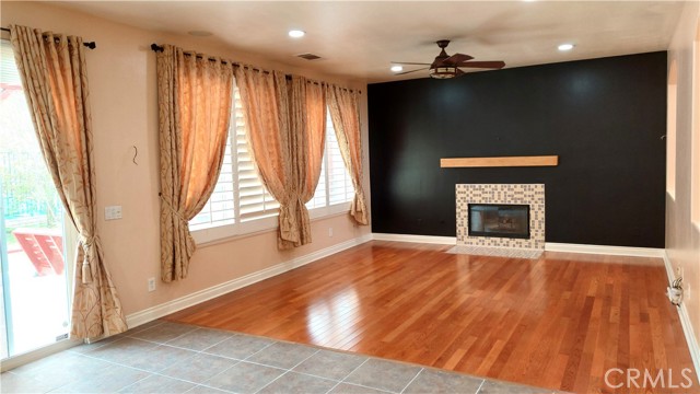 21107 Oakleaf Canyon Drive, Newhall CA: https://media.crmls.org/medias/4b3441db-fbe8-4af3-9bef-22290a4536a1.jpg