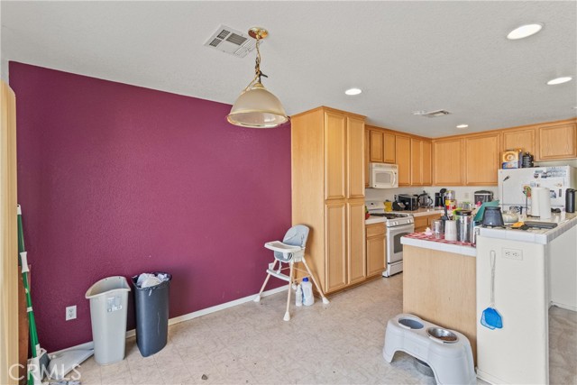 Detail Gallery Image 10 of 28 For 45444 Spahn Ln, Lancaster,  CA 93535 - 4 Beds | 2 Baths