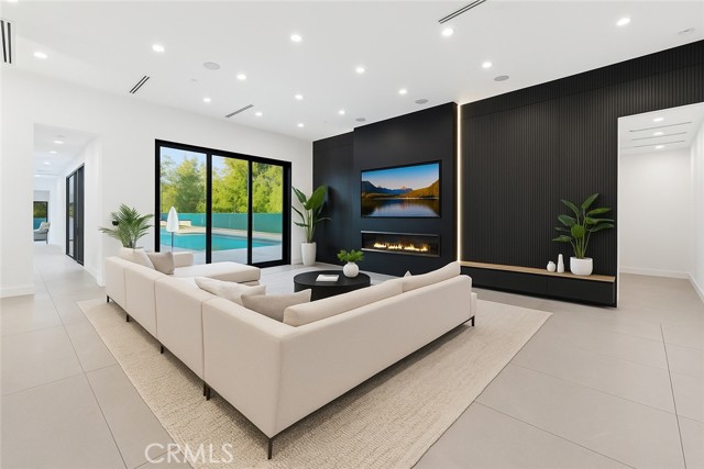 Detail Gallery Image 8 of 17 For 23227 Burbank Bld, Woodland Hills,  CA 91367 - 5 Beds | 5/1 Baths