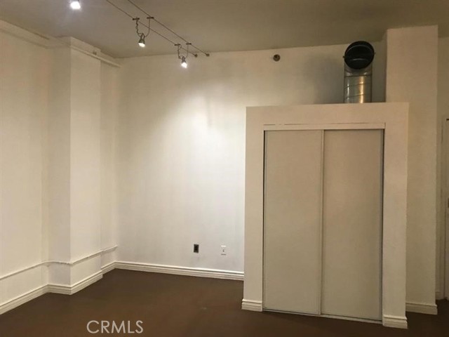 215 W 7th Street, Los Angeles CA: https://media.crmls.org/medias/4b3ab55e-b7b5-4de1-814c-098c2fbdbdd6.jpg