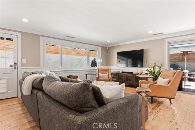 Detail Gallery Image 10 of 31 For 8844 Villanova Ave, Los Angeles,  CA 90045 - 5 Beds | 4 Baths