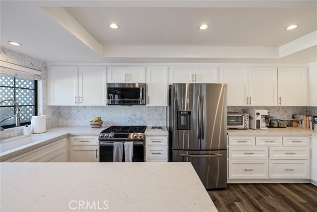 Detail Gallery Image 17 of 36 For 240 S Broadway #2,  Redondo Beach,  CA 90277 - 3 Beds | 2/1 Baths