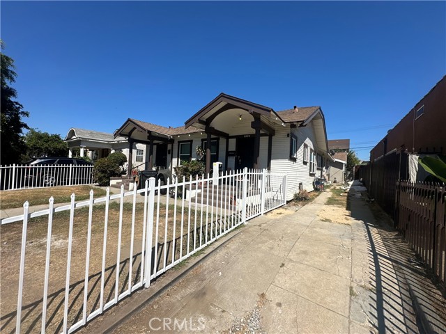 3974 S Harvard Boulevard, Los Angeles CA: https://media.crmls.org/medias/4b41b748-abbe-417f-9bf6-309a57ab49cd.jpg