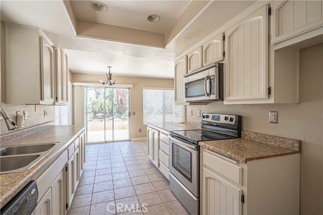 Detail Gallery Image 10 of 34 For 22910 Pheasant Dr, Canyon Lake,  CA 92587 - 3 Beds | 2 Baths