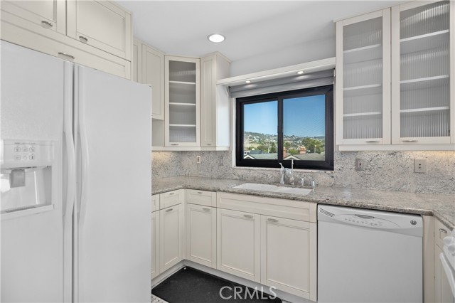428 Cypress Drive, Laguna Beach CA: https://media.crmls.org/medias/4b44318e-1eee-4578-87e2-df4517bf35c1.jpg
