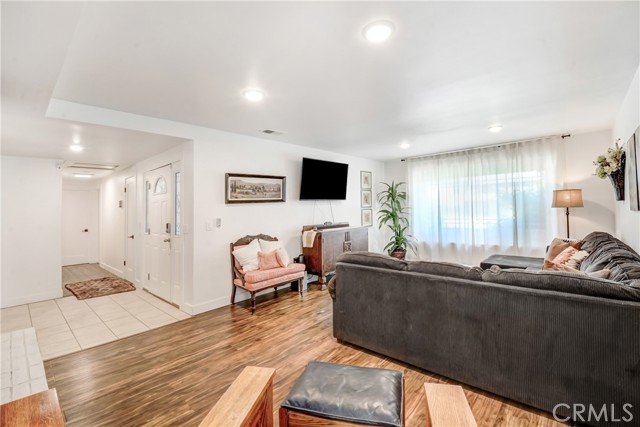 Detail Gallery Image 7 of 24 For 458 Termino, Corona,  CA 92879 - 4 Beds | 2 Baths