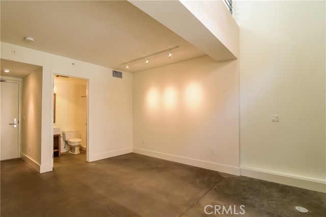 Detail Gallery Image 11 of 31 For 940 E 2nd St #20,  Los Angeles,  CA 90012 - 2 Beds | 2/1 Baths