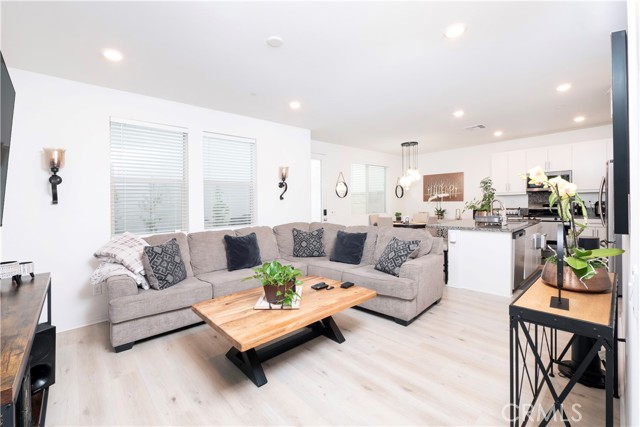 Detail Gallery Image 5 of 69 For 16657 Snowdrop Ln #2,  Fontana,  CA 92336 - 4 Beds | 3 Baths