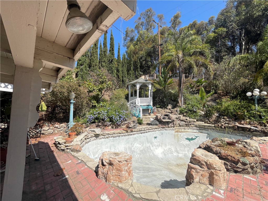 https://media.crmls.org/medias/4b4d4eda-a6a0-4392-94f7-091228473076.jpg?preset=X-Large