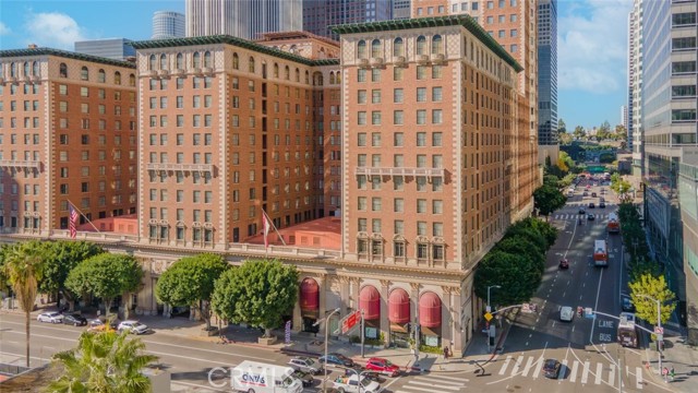 515 S Olive Street, Los Angeles CA: https://media.crmls.org/medias/4b509bb7-b6ac-4e9b-a0f0-a9b1092c686d.jpg
